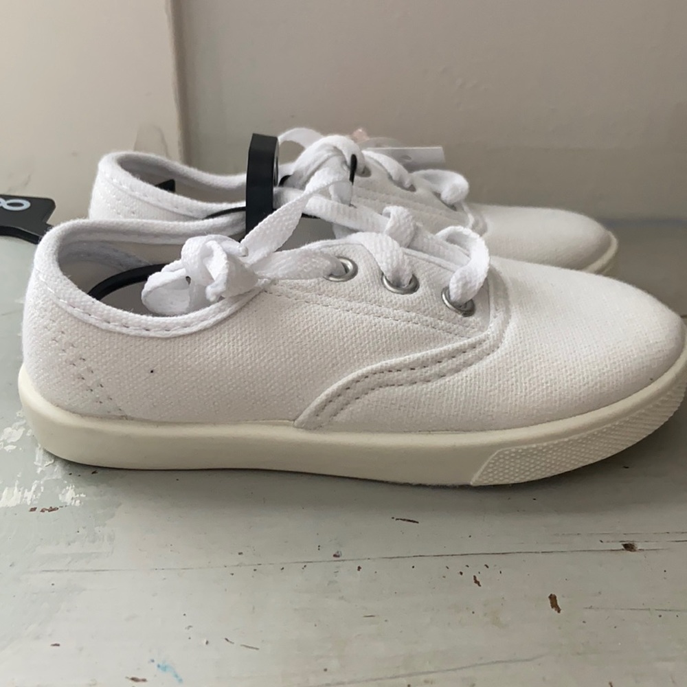 🦩BOGO FREE🦩 Girls Size 8 Canvas Sneakers